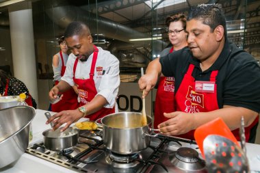 Johannesburg, Güney Afrika - 05 Ekim 2017: Çeşitli gençler yemek pişirme ve pişirme kursunda öğreniyor