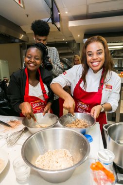 Johannesburg, Güney Afrika - 05 Ekim 2017: Genç Afrikalı kadınlar yemek pişirme ve pişirme kursunda öğreniyor