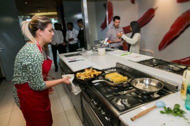 Johannesburg, Güney Afrika - 05 Ekim 2017: Yemek pişirme ve pişirme kursunda yemek yapmayı öğrenen genç kadınlar