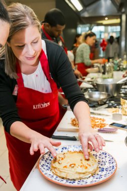 Johannesburg, Güney Afrika - 05 Ekim 2017: Yemek pişirme ve pişirme kursunda yemek yapmayı öğrenen genç kadınlar