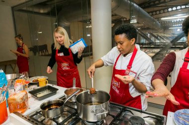 Johannesburg, Güney Afrika - 05 Ekim 2017: Çeşitli genç kadınlar yemek pişirme ve pişirme kursunda öğreniyor