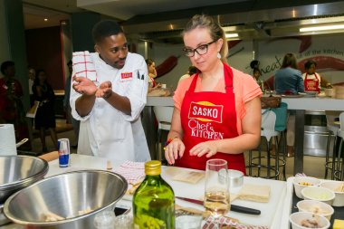 Johannesburg, Güney Afrika - 10 Kasım 2016: Çeşitli gençler yemek pişirme ve pişirme kursunda öğreniyor