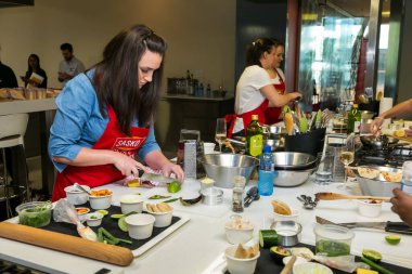 Johannesburg, Güney Afrika - 10 Kasım 2016: Yemek pişirme ve pişirme kursunda yemek yapmayı öğrenen genç kadınlar