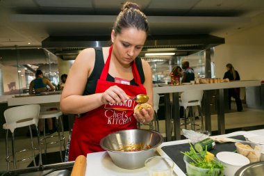 Johannesburg, Güney Afrika - 10 Kasım 2016: Yemek pişirme ve pişirme kursunda yemek yapmayı öğrenen genç kadınlar