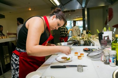 Johannesburg, Güney Afrika - 10 Kasım 2016: Yemek pişirme ve pişirme kursunda yemek yapmayı öğrenen genç kadınlar