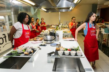 Johannesburg, Güney Afrika - 10 Kasım 2016: Çeşitli genç kadınlar yemek pişirme ve pişirme kursunda öğreniyor