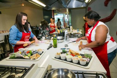 Johannesburg, Güney Afrika - 10 Kasım 2016: Çeşitli genç kadınlar yemek pişirme ve pişirme kursunda öğreniyor