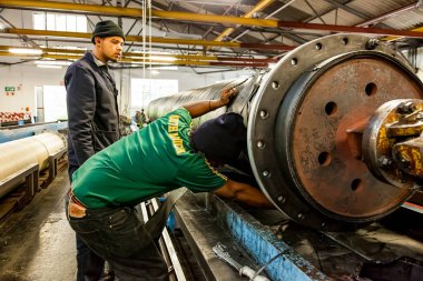 Johannesburg, Güney Afrika - 19 Ekim 2012: Bir fabrikada kauçuk ve boru imalatı üretim bandı içindeki çeşitli işçiler