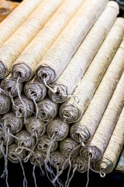 Johannesburg, Güney Afrika - 16 Ekim 2012: Copwinder weft montaj hattı üzerinde pamuk ipliği Bobin