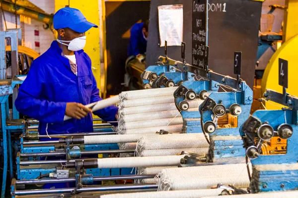 南アフリカのヨハネスブルグ 2012年10月16日 銅溶接組立ラインのアフリカ工場労働者の織機 — ストック写真