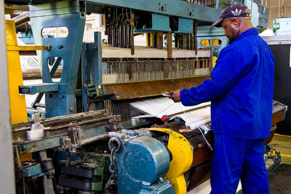 Johannesburg Zuid Afrika Oktober 2012 Afrikaanse Fabrieksarbeider Werkt Met Een — Stockfoto