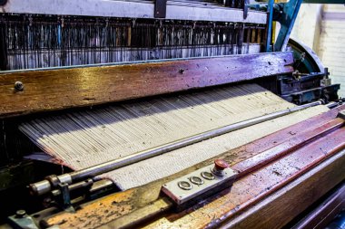 Johannesburg, Güney Afrika - 16 Ekim 2012: Bir taşıma bandı fabrikasındaki pamuk iplik tezgahı tezgahını kapatın