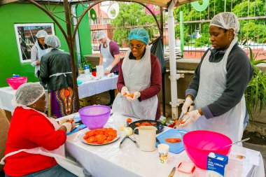 Johannesburg, Güney Afrika - 24 Mart 2018: Yetimhanede Afrikalı çocuklar için yemek hazırlayan gönüllü Çorba Mutfağı 