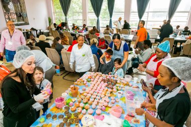 Johannesburg, Güney Afrika - 24 Mart 2018: Yetimhanede Afrikalı çocuklar için çöl yemekleri hazırlayan gönüllü Çorba Mutfağı 