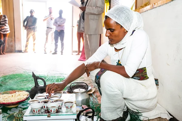 Addis Abeba Etiopía Enero 2014 Mujer Africana Preparando Tazas Para —  Fotos de Stock