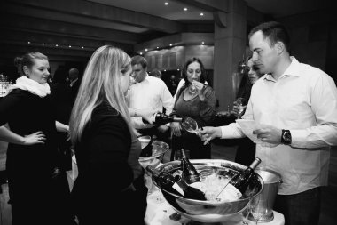 Johannesburg, Güney Afrika - 21 Temmuz 2011: Şarap tatma etkinliğinde çeşitli Kafkasyalılar