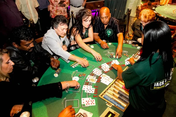 南アフリカのヨハネスブルグ 2010年10月2日 カジノテーブルでブラックジャックカードゲームをしている多様な人々 — ストック写真