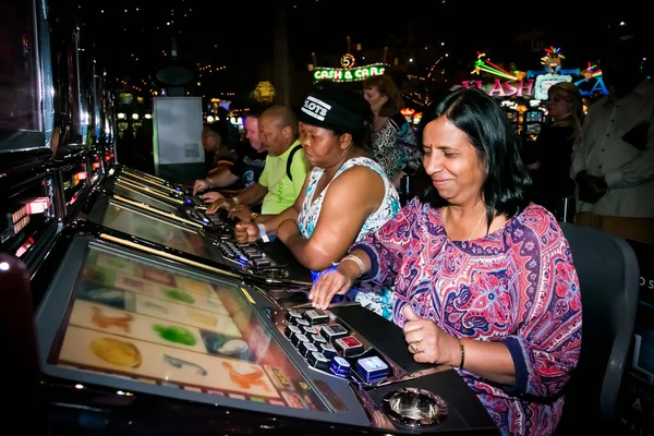 ヨハネスブルグ 南アフリカ 2014年9月20日 カジノでギャンブルスロットマシンゲームをしている多様な人々 — ストック写真