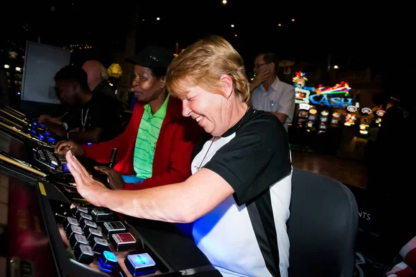 ヨハネスブルグ 南アフリカ 2014年9月20日 カジノでギャンブルスロットマシンゲームをしている多様な人々 — ストック写真