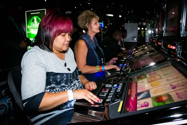 Johannesburg Sydafrika September 2014 Olika Människor Spelar Spel Spelautomat Spel — Stockfoto