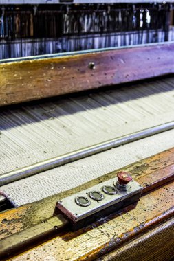 Johannesburg, Güney Afrika - 16 Ekim 2012: Bir taşıma bandı fabrikasındaki pamuk iplik tezgahı tezgahını kapatın