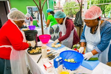 Johannesburg, Güney Afrika - 24 Mart 2018: Yetimhanede Afrikalı çocuklar için yemek hazırlayan gönüllü Çorba Mutfağı 