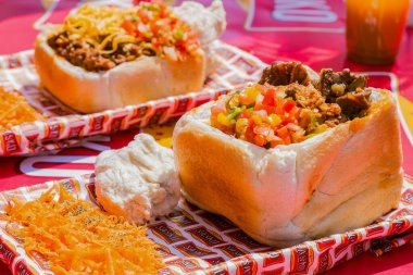 Soweto, Güney Afrika - 17 Eylül 2017: Açık hava festivalinde Bunny Chow adı verilen geleneksel Afrika ekmeklerine yakın çekim