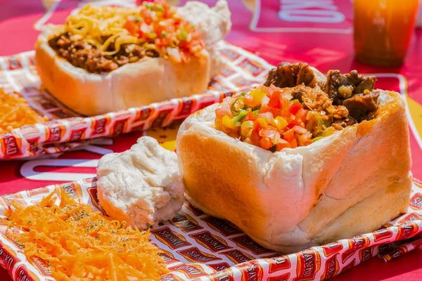 Soweto, Güney Afrika - 17 Eylül 2017: Açık hava festivalinde Bunny Chow adı verilen geleneksel Afrika ekmeklerine yakın çekim