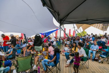 Soweto, Güney Afrika - 17 Eylül 2017: Ekmek tabanlı sokak yemekleri festivalinde çeşitli Afrikalılar
