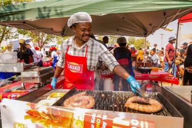 Soweto, Güney Afrika - 17 Eylül 2017: Çeşitli Afrikalı satıcılar açık hava festivalinde çeşitli ekmek bazlı sokak yemekleri pişirip servis ediyorlar