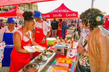 Soweto, Güney Afrika - 8 Eylül 2018: Çeşitli Afrikalı satıcılar açık hava festivalinde çeşitli ekmek bazlı sokak yemekleri pişirip servis ediyorlar