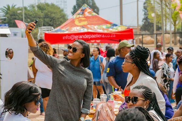 Soweto Jihoafrická Republika Září 2017 Africké Dívky Fotí Selfie Festivalu — Stock fotografie