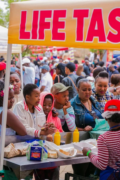 남아프리카 공화국 Soweto 2017 Diverse African People Bread Based Food — 스톡 사진