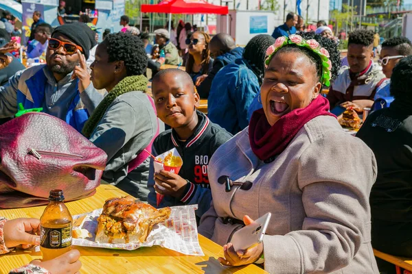 Soweto Dél Afrika 2018 Szeptember Változatos Afrikai Emberek Egy Kenyéralapú — Stock Fotó