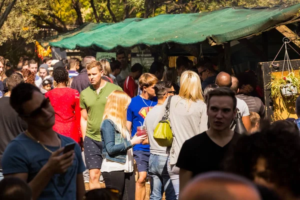 Johannesburg Jihoafrická Republika Května 2015 Dav Různorodých Lidí Venkovním Farmářském — Stock fotografie