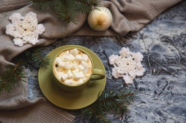 Marşmelovlu bir fincan kahve, noel arkaplanı.