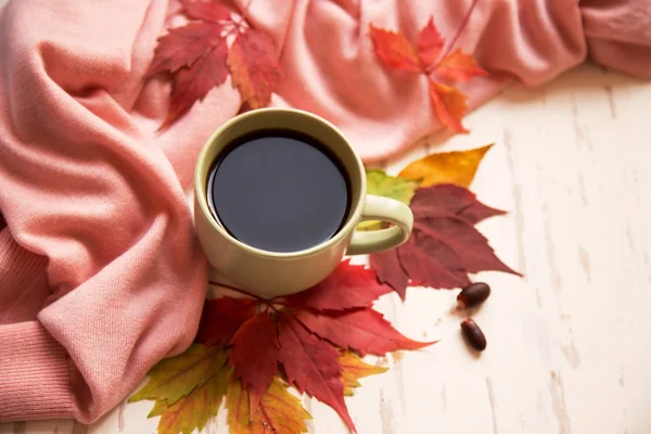 Zwarte Koffie Rode Herfstbladeren — Stockfoto