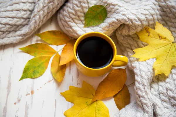 Zwarte Koffie Herfstbladeren — Stockfoto