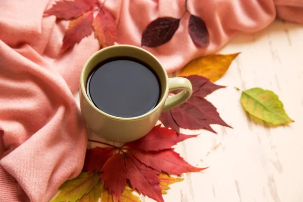 Sıcak Kahve Güzel Kırmızı Sonbahar Yaprakları Yakın — Stok fotoğraf