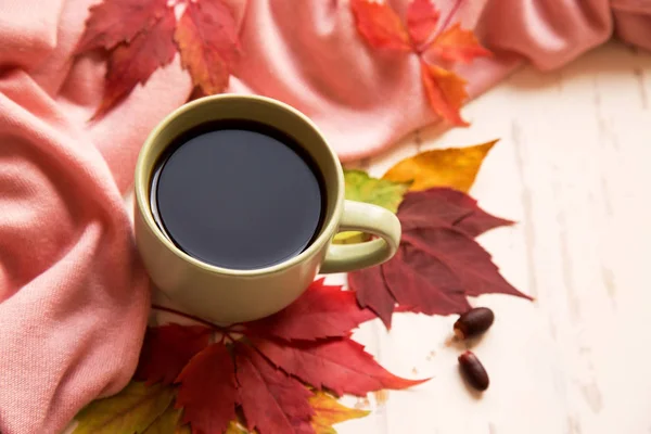 Kopje Zwarte Koffie Prachtige Kleurrijke Herfstbladeren — Stockfoto