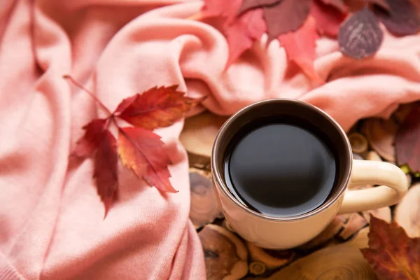 Koffie Mooie Rode Herfstbladeren Close — Stockfoto