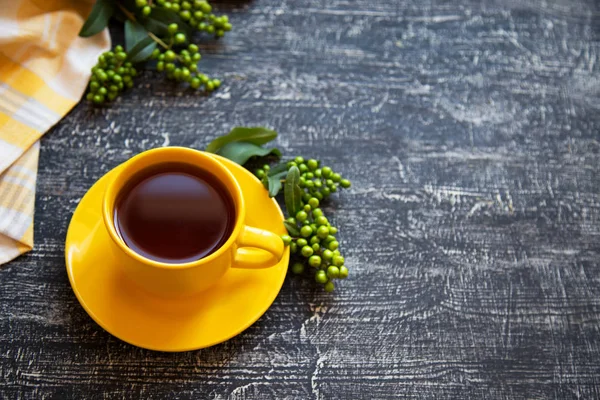 Csésze Fekete Tea Egy Sárga Csésze Szürke Háttér — Stock Fotó