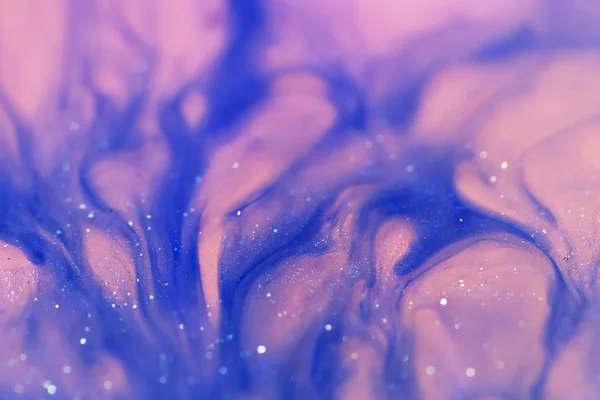 Μακροσκοπική Λήψη Από Μπλε Και Ροζ Μελάνι Αλκοόλης Glitter Διαλυμένο — Φωτογραφία Αρχείου