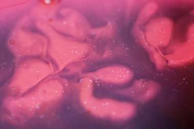 kırmızı ve mor alkol mürekkebi. Suyun içinde çözünür, makro.