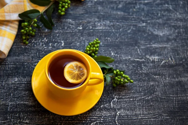 Taza Negro Con Limón Una Mesa —  Fotos de Stock