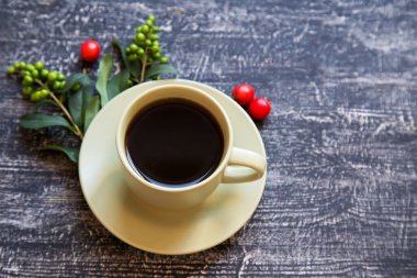 Masada bir fincan sade kahve.