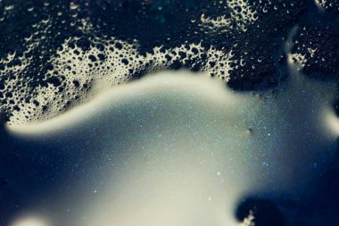 Mavi sabun köpüğünün makro görüntüsü.