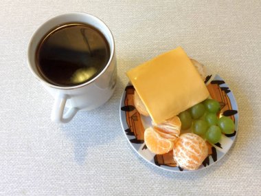 Büyük bardak kahve, sandviç ve meyve ile Kahvaltı