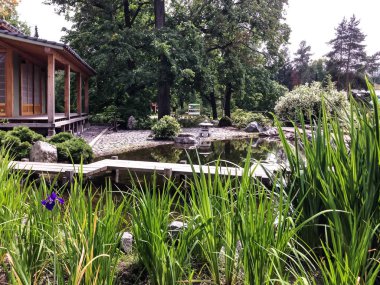 Gölün kıyısında Botanik bahçe köşk