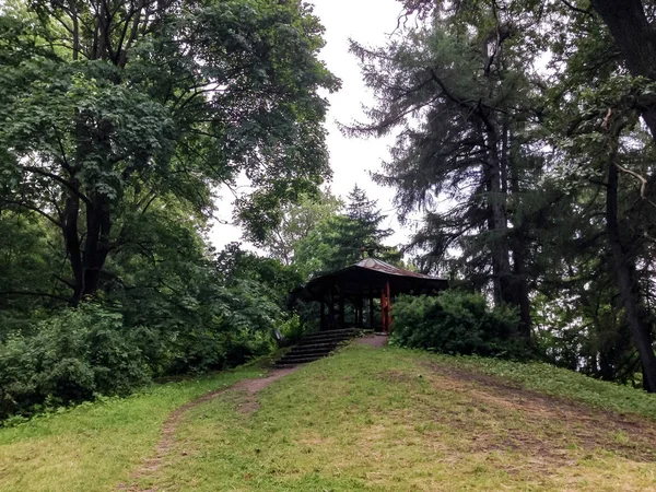 Pavillon auf dem Hügel — Stockfoto